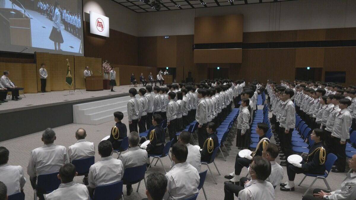 トヨタが運営する職業訓練校「トヨタ工業学園」で卒業式 豊田章男会長が卒業生234人に激励 ｢トヨタを支える人材となるため絶えず努力｣との決意を胸に…3月から正社員に