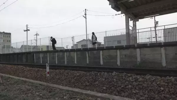 「ホームから転落した妊婦… 救ったのは高校生 ｢ためらいなかった｣ 電車到着5分前の“救出劇” SNSを通じて奇跡の再会」の画像