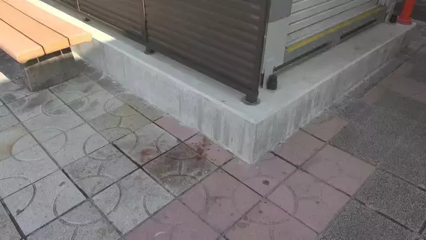 「病院敷地内でイラン国籍の男性倒れ死亡 男性の車は新城PAで車2台に挟まれて停車していた 愛知」の画像