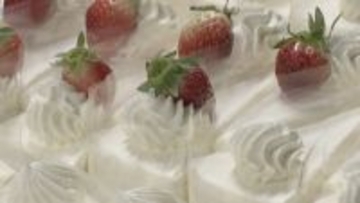 クリスマスを前にケーキ店 イチゴ確保に苦労 猛暑で大きくなりすぎ｢希望したサイズが入荷するか心配」クリスマスケーキは予約分のみで当日販売できない可能性も…