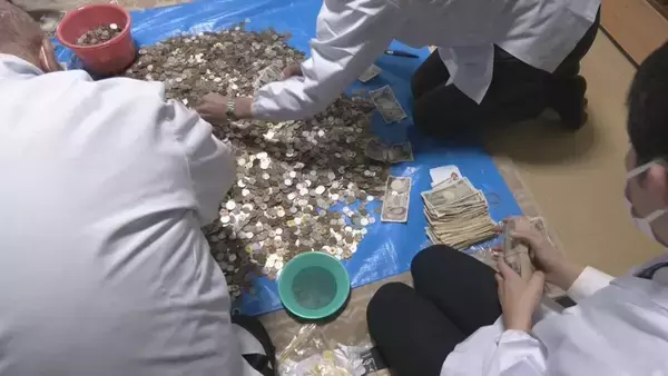 初詣の“さい銭”を数える｢かます開き｣ 氏子らが紙幣と硬貨に仕分け 三が日の参拝客は雪の影響で見込みより少なく 岐阜・高山市の飛騨一宮水無神社