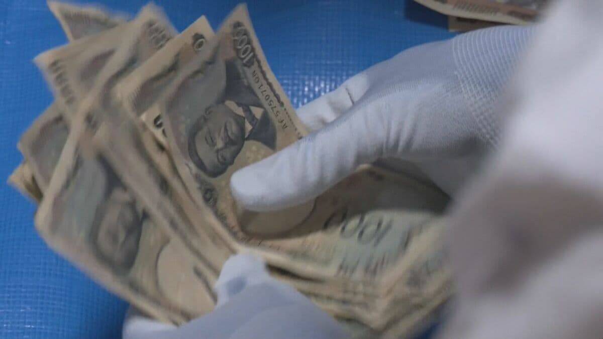 初詣の“さい銭”を数える｢かます開き｣ 氏子らが紙幣と硬貨に仕分け 三が日の参拝客は雪の影響で見込みより少なく 岐阜・高山市の飛騨一宮水無神社