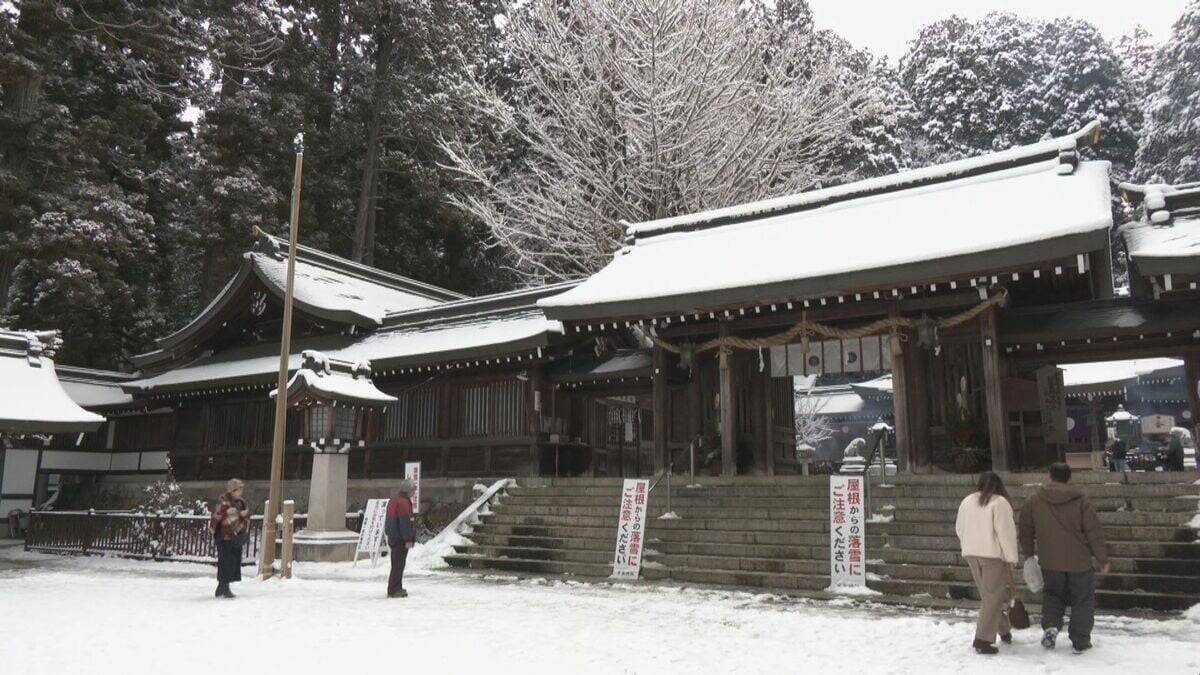 初詣の“さい銭”を数える｢かます開き｣ 氏子らが紙幣と硬貨に仕分け 三が日の参拝客は雪の影響で見込みより少なく 岐阜・高山市の飛騨一宮水無神社