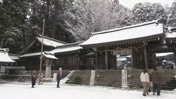 「初詣の“さい銭”を数える｢かます開き｣ 氏子らが紙幣と硬貨に仕分け 三が日の参拝客は雪の影響で見込みより少なく 岐阜・高山市の飛騨一宮水無神社」の画像