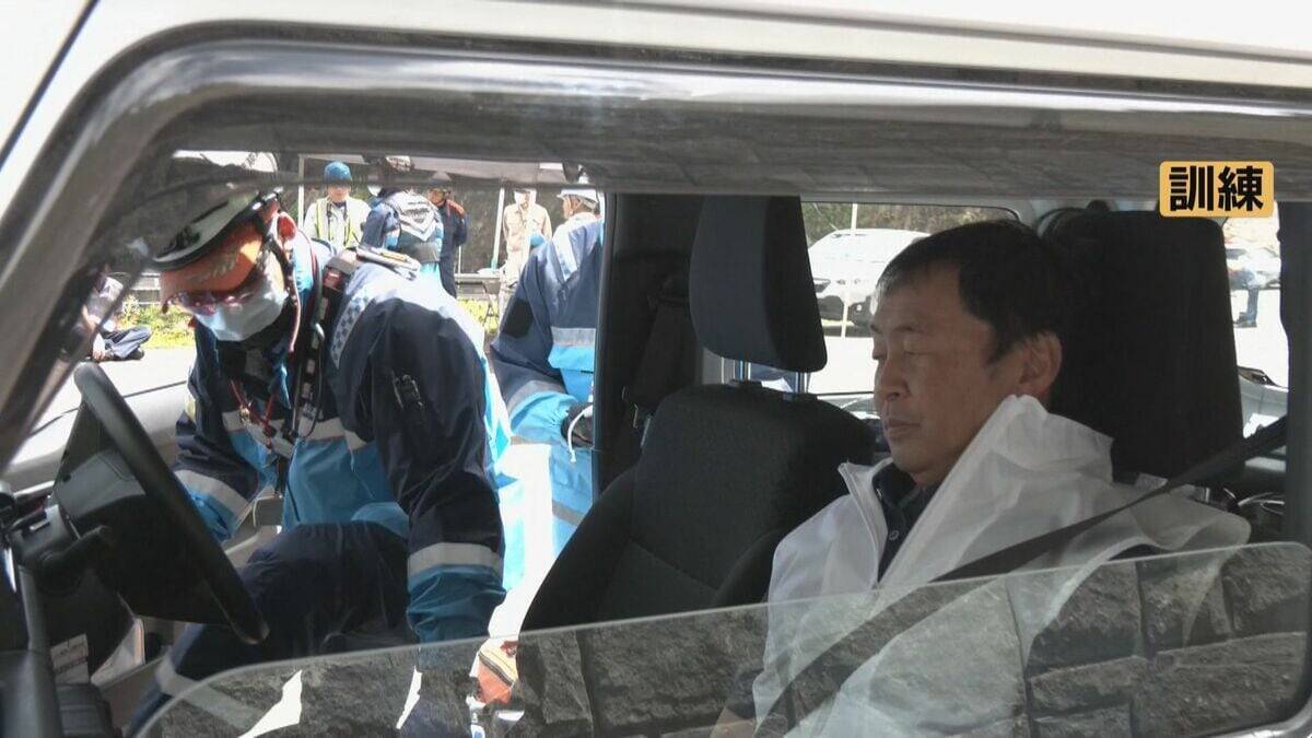 標高1400メートルで車が落石に巻き込まれたら… ｢白山白川郷ホワイトロード｣今シーズンの開通を前に事故対応訓練 警察･消防などが手順確認