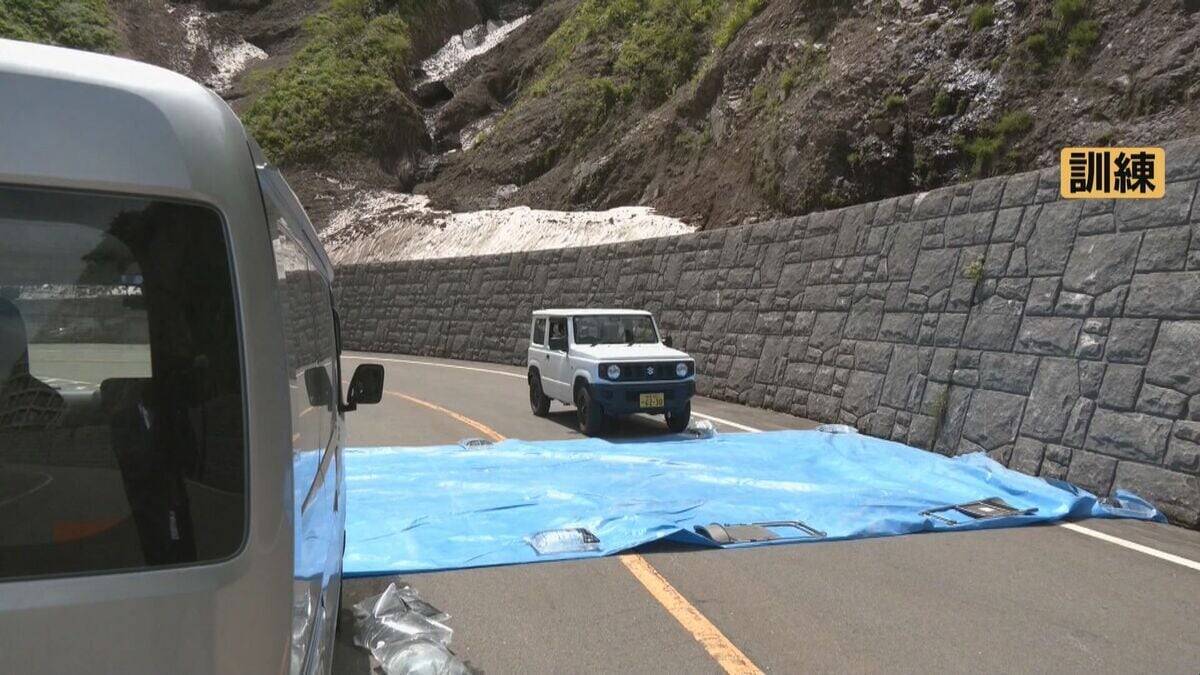 標高1400メートルで車が落石に巻き込まれたら… ｢白山白川郷ホワイトロード｣今シーズンの開通を前に事故対応訓練 警察･消防などが手順確認