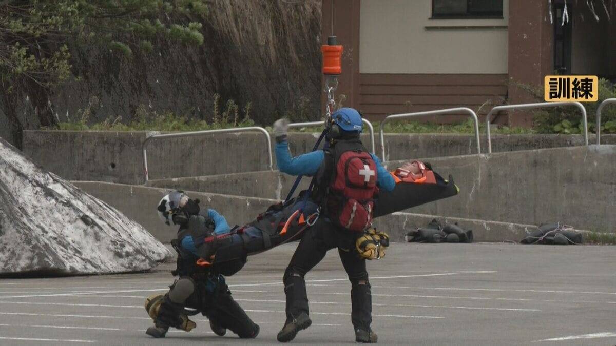標高1400メートルで車が落石に巻き込まれたら… ｢白山白川郷ホワイトロード｣今シーズンの開通を前に事故対応訓練 警察･消防などが手順確認