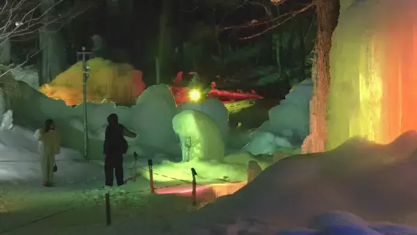 ｢氷点下の森｣ 七色の光が作り出す幻想的な景色 巨大な氷の柱をライトアップ 2月末まで　岐阜・秋神温泉