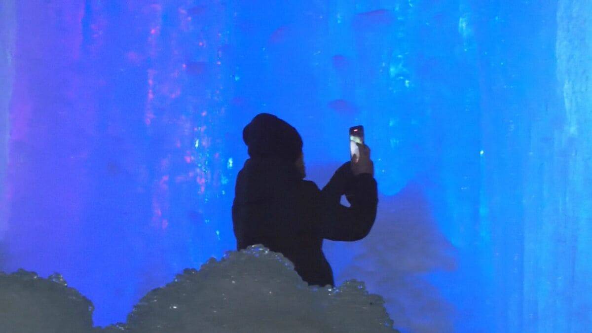 ｢氷点下の森｣ 七色の光が作り出す幻想的な景色 巨大な氷の柱をライトアップ 2月末まで　岐阜・秋神温泉