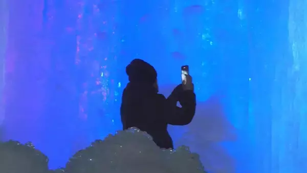 「｢氷点下の森｣ 七色の光が作り出す幻想的な景色 巨大な氷の柱をライトアップ 2月末まで　岐阜・秋神温泉」の画像