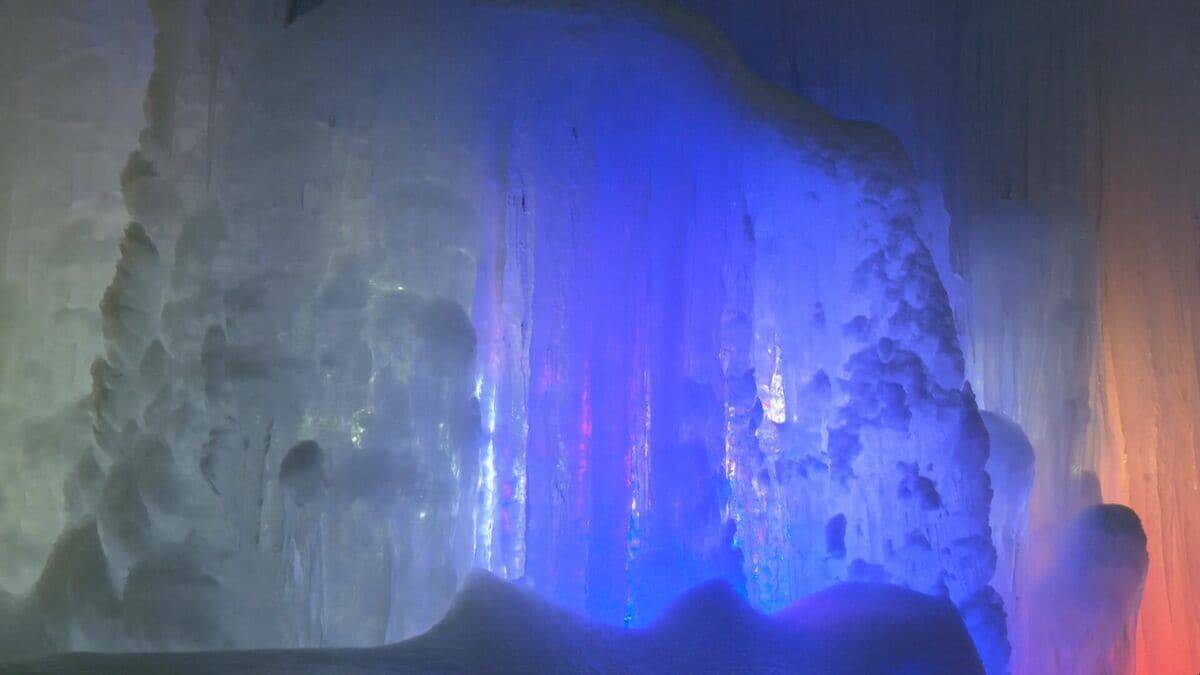 ｢氷点下の森｣ 七色の光が作り出す幻想的な景色 巨大な氷の柱をライトアップ 2月末まで　岐阜・秋神温泉