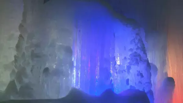 「｢氷点下の森｣ 七色の光が作り出す幻想的な景色 巨大な氷の柱をライトアップ 2月末まで　岐阜・秋神温泉」の画像