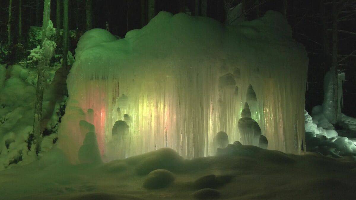 ｢氷点下の森｣ 七色の光が作り出す幻想的な景色 巨大な氷の柱をライトアップ 2月末まで　岐阜・秋神温泉