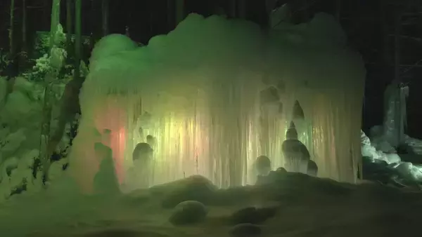 「｢氷点下の森｣ 七色の光が作り出す幻想的な景色 巨大な氷の柱をライトアップ 2月末まで　岐阜・秋神温泉」の画像