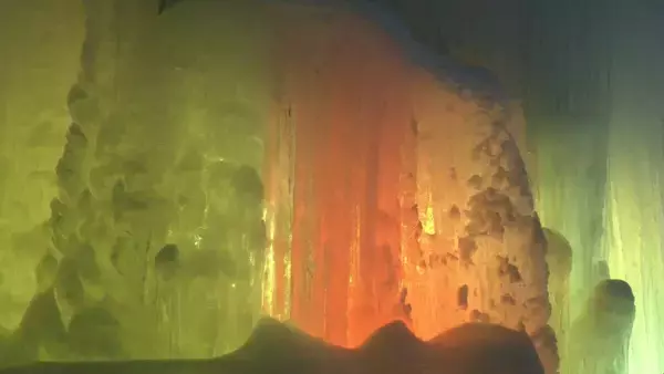 「｢氷点下の森｣ 七色の光が作り出す幻想的な景色 巨大な氷の柱をライトアップ 2月末まで　岐阜・秋神温泉」の画像