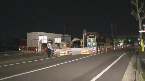 つり上げ中の小型の重機が落下し壁と挟まれる…　下で支えていた男性作業員（48）が死亡　橋の架け替え工事中に　名古屋・瑞穂区