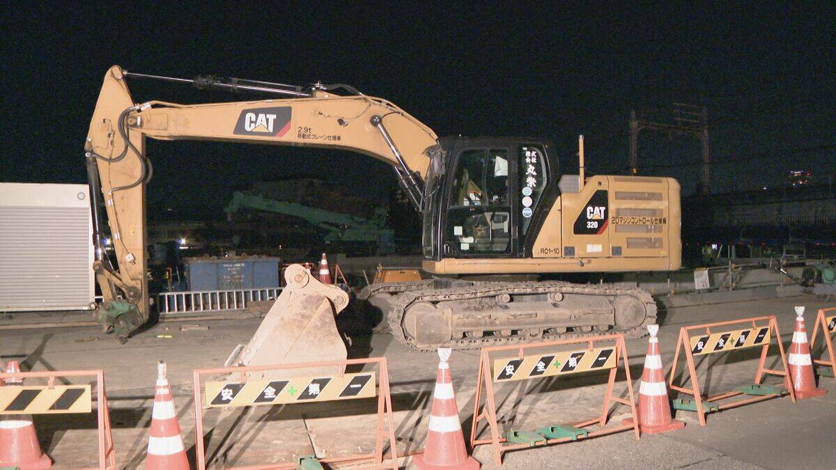 つり上げ中の小型の重機が落下し壁と挟まれる…　下で支えていた男性作業員（48）が死亡　橋の架け替え工事中に　名古屋・瑞穂区