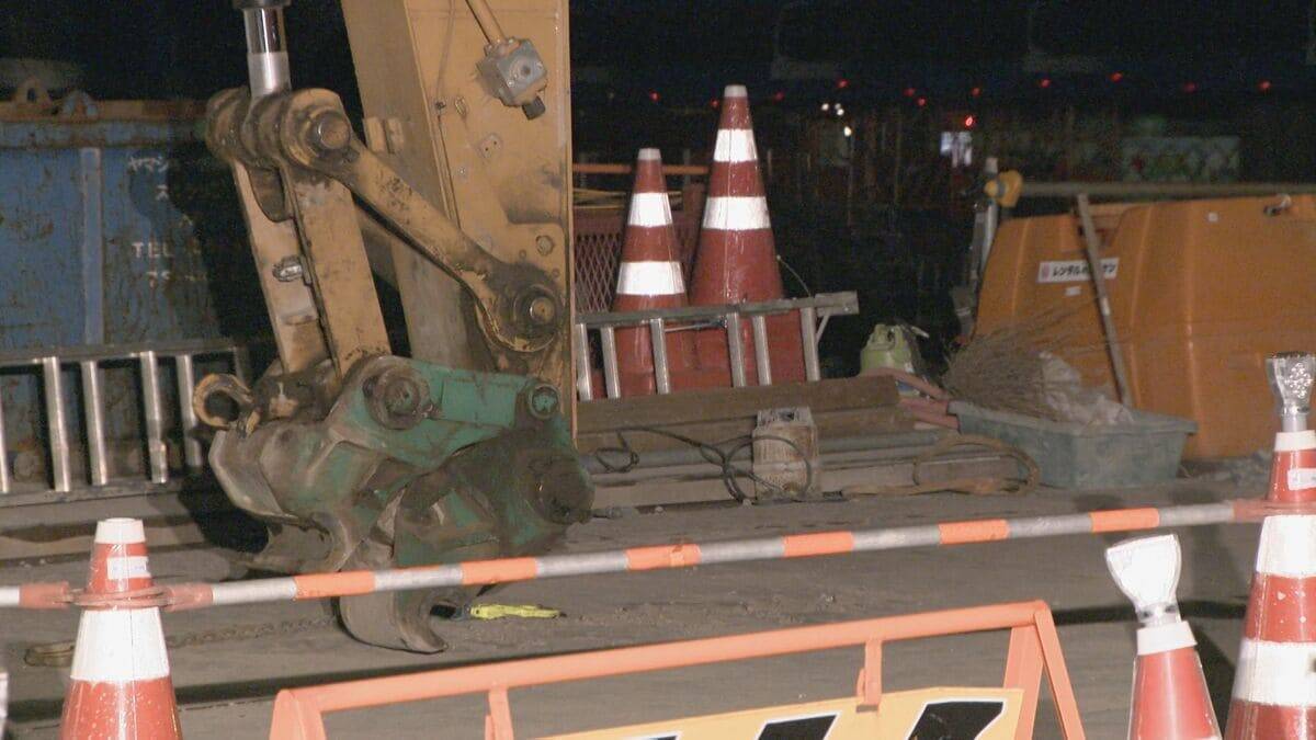 つり上げ中の小型の重機が落下し壁と挟まれる…　下で支えていた男性作業員（48）が死亡　橋の架け替え工事中に　名古屋・瑞穂区