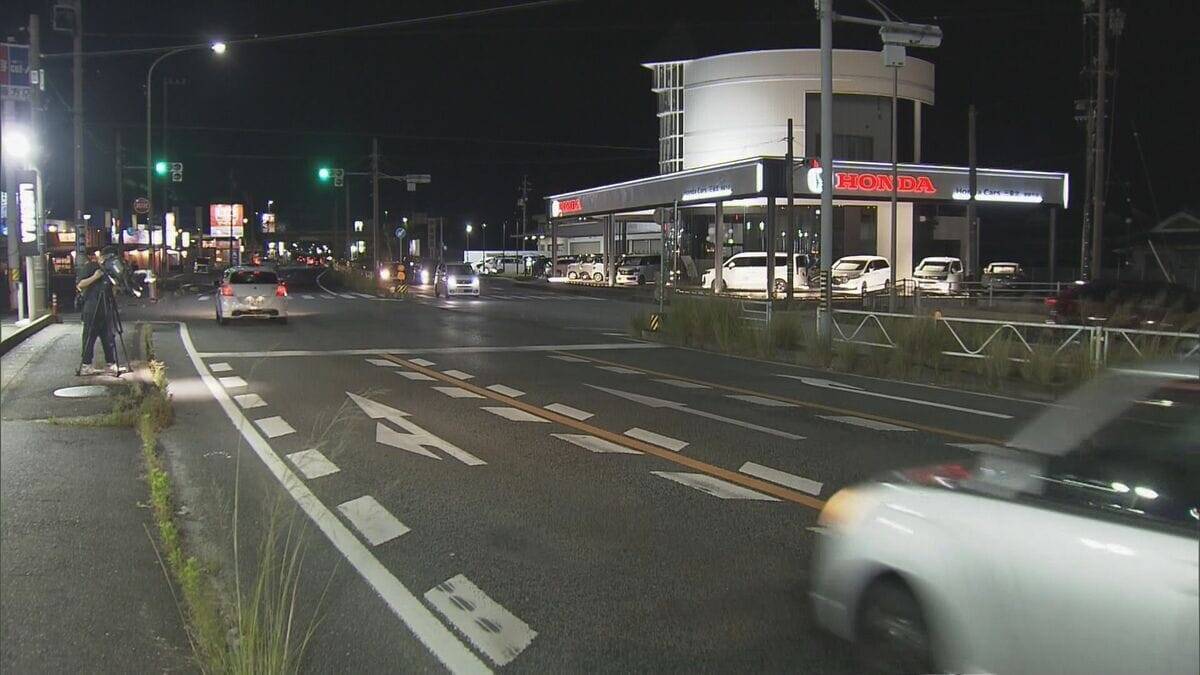 無免許運転し交差点で信号待ちの車に追突 乗っていた女性にケガさせ逃げた疑い 現場に車を放置…18歳男を逮捕 三重・津市の国道23号