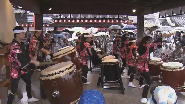 “おかげ横丁”に力強い太鼓の音が鳴り響く 全国から約500人の太鼓打ちが集結 無病息災・五穀豊穣を願う「神恩感謝日本太鼓祭」 三重・伊勢市