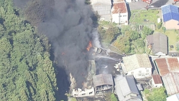 プラスチックのリサイクルを手掛ける工場で火事 隣接する山林にも延焼 約5時間後に鎮火 2人搬送も命に別状なし 岐阜・美濃市