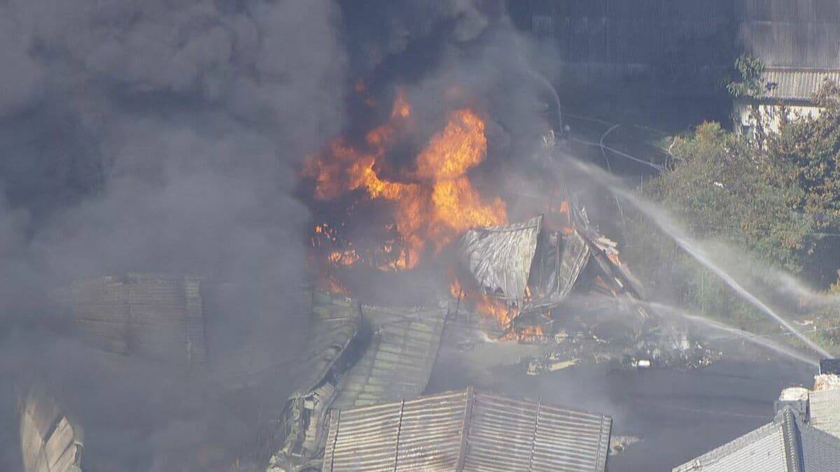 プラスチックのリサイクルを手掛ける工場で火事 隣接する山林にも延焼 約5時間後に鎮火 2人搬送も命に別状なし 岐阜・美濃市