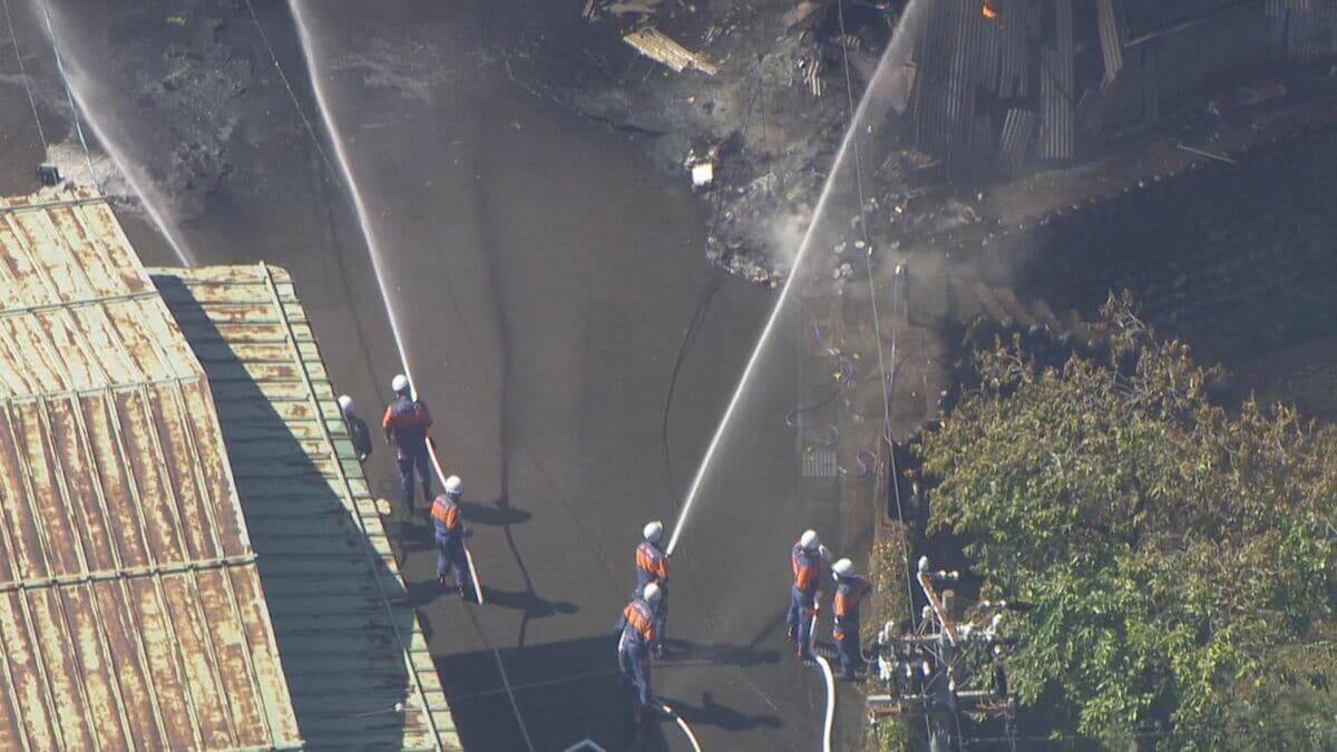 プラスチックのリサイクルを手掛ける工場で火事 隣接する山林にも延焼 約5時間後に鎮火 2人搬送も命に別状なし 岐阜・美濃市