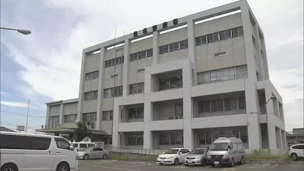 スーパーの駐車場で夫(81)が運転する車に妻(74)がはねられ死亡　車を止めなおす際に急発進か