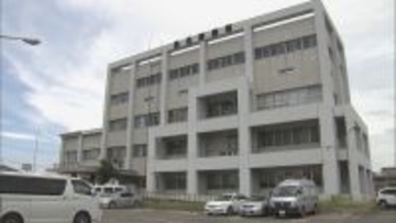 スーパーの駐車場で夫(81)が運転する車に妻(74)がはねられ死亡　車を止めなおす際に急発進か