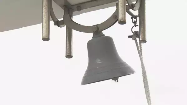 平日でも寒くても続々とカップルが…新たな“ウェディングフォト”の聖地に 愛知･田原市の伊良湖岬 市のリーフレットに登場の職員｢幸せな瞬間見つけて｣