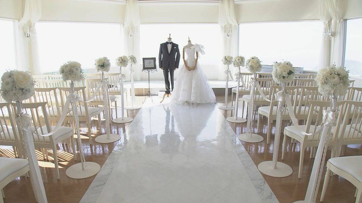 平日でも寒くても続々とカップルが…新たな“ウェディングフォト”の聖地に 愛知･田原市の伊良湖岬 市のリーフレットに登場の職員｢幸せな瞬間見つけて｣