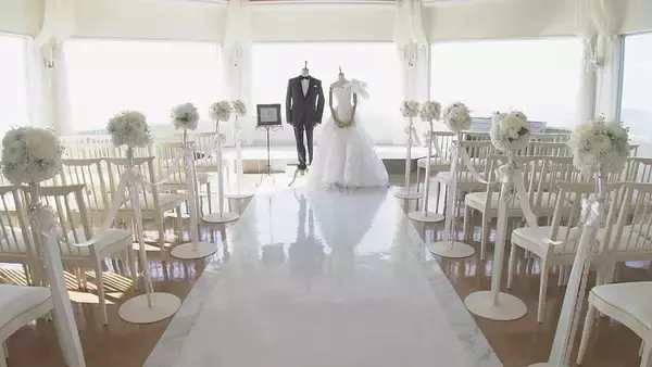 「平日でも寒くても続々とカップルが…新たな“ウェディングフォト”の聖地に 愛知･田原市の伊良湖岬 市のリーフレットに登場の職員｢幸せな瞬間見つけて｣」の画像