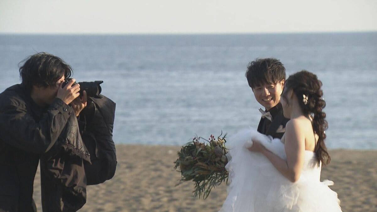 平日でも寒くても続々とカップルが…新たな“ウェディングフォト”の聖地に 愛知･田原市の伊良湖岬 市のリーフレットに登場の職員｢幸せな瞬間見つけて｣