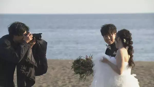 「平日でも寒くても続々とカップルが…新たな“ウェディングフォト”の聖地に 愛知･田原市の伊良湖岬 市のリーフレットに登場の職員｢幸せな瞬間見つけて｣」の画像