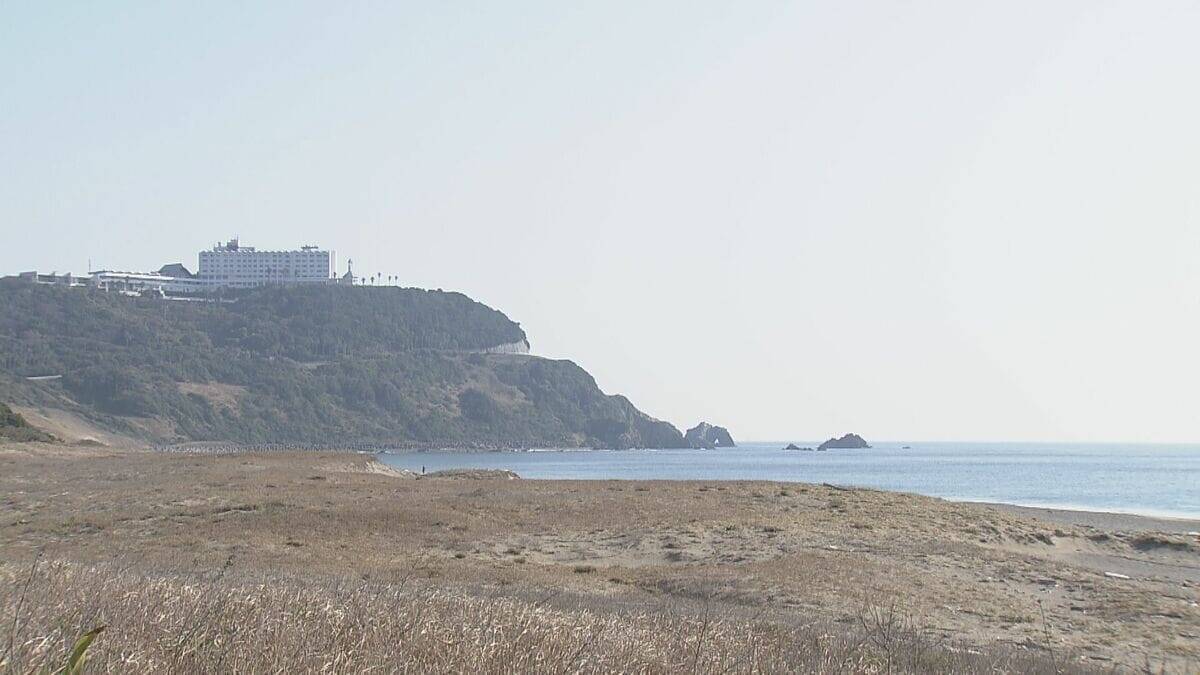 平日でも寒くても続々とカップルが…新たな“ウェディングフォト”の聖地に 愛知･田原市の伊良湖岬 市のリーフレットに登場の職員｢幸せな瞬間見つけて｣