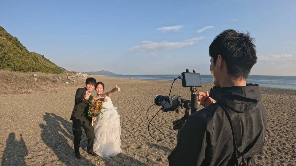 平日でも寒くても続々とカップルが…新たな“ウェディングフォト”の聖地に 愛知･田原市の伊良湖岬 市のリーフレットに登場の職員｢幸せな瞬間見つけて｣