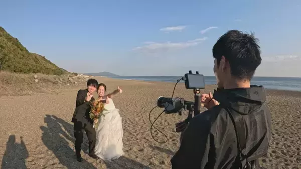 「平日でも寒くても続々とカップルが…新たな“ウェディングフォト”の聖地に 愛知･田原市の伊良湖岬 市のリーフレットに登場の職員｢幸せな瞬間見つけて｣」の画像