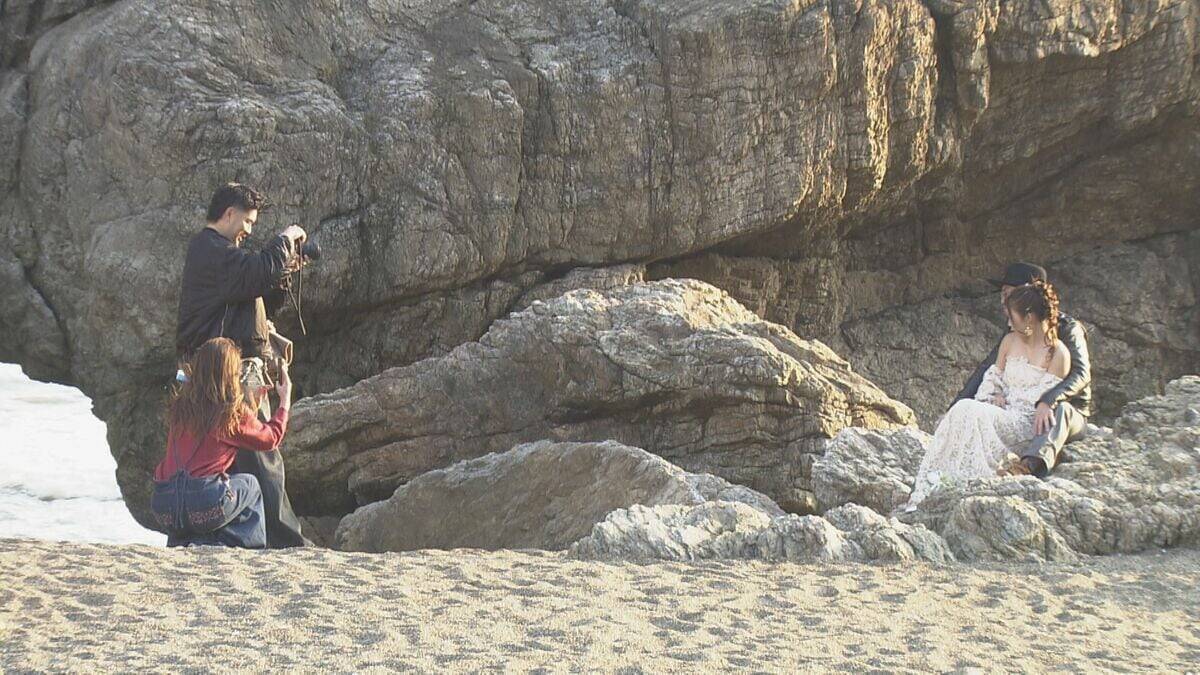 平日でも寒くても続々とカップルが…新たな“ウェディングフォト”の聖地に 愛知･田原市の伊良湖岬 市のリーフレットに登場の職員｢幸せな瞬間見つけて｣