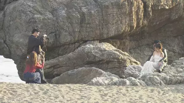 「平日でも寒くても続々とカップルが…新たな“ウェディングフォト”の聖地に 愛知･田原市の伊良湖岬 市のリーフレットに登場の職員｢幸せな瞬間見つけて｣」の画像