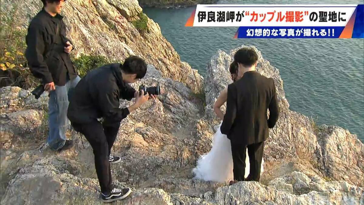 平日でも寒くても続々とカップルが…新たな“ウェディングフォト”の聖地に 愛知･田原市の伊良湖岬 市のリーフレットに登場の職員｢幸せな瞬間見つけて｣
