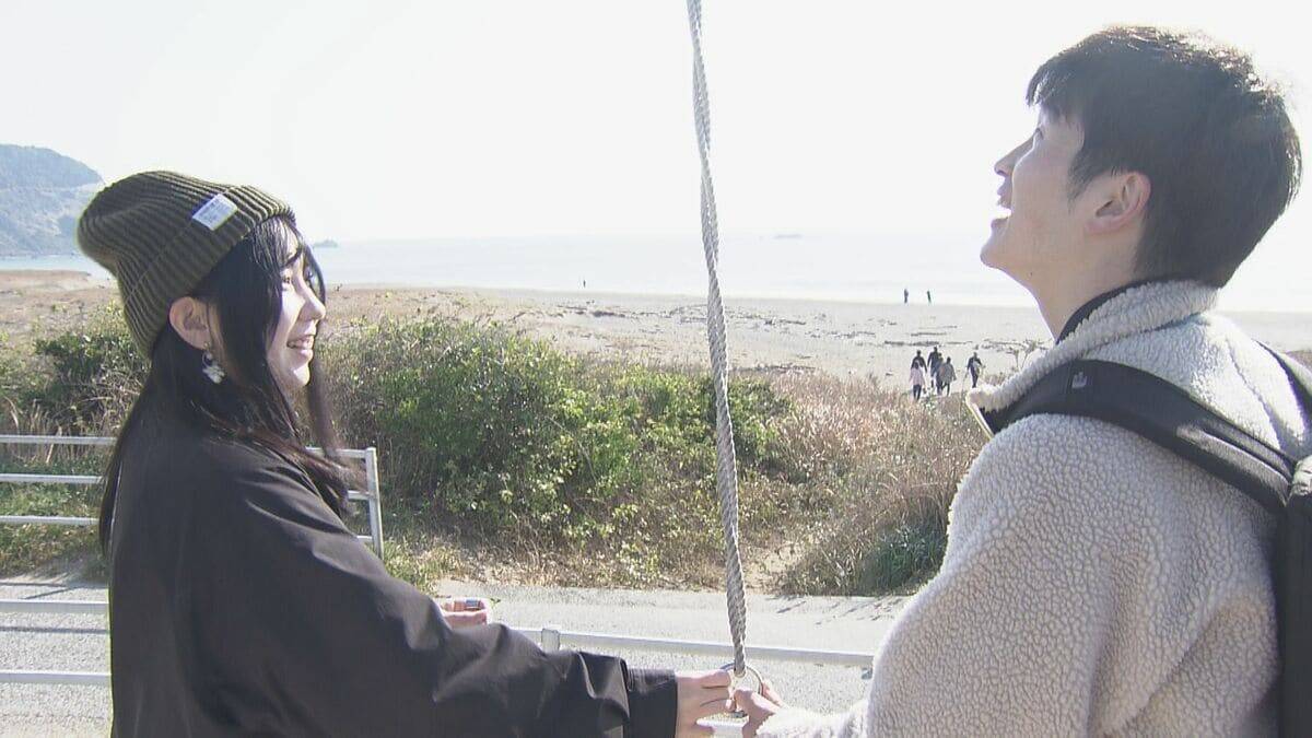平日でも寒くても続々とカップルが…新たな“ウェディングフォト”の聖地に 愛知･田原市の伊良湖岬 市のリーフレットに登場の職員｢幸せな瞬間見つけて｣