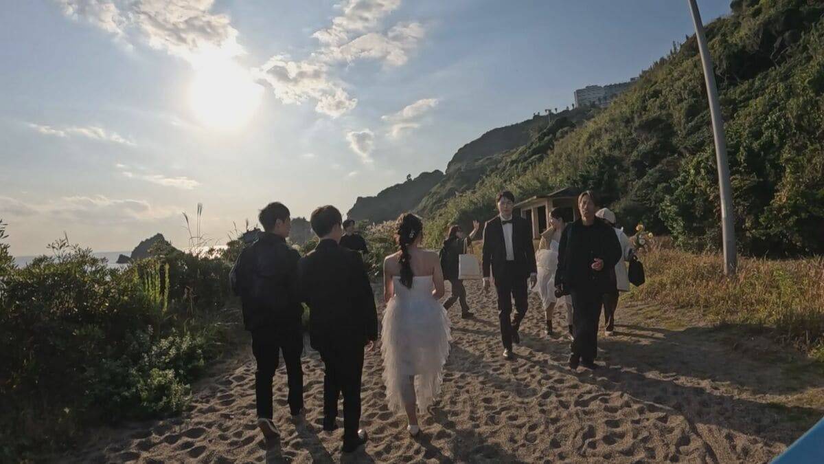 平日でも寒くても続々とカップルが…新たな“ウェディングフォト”の聖地に 愛知･田原市の伊良湖岬 市のリーフレットに登場の職員｢幸せな瞬間見つけて｣