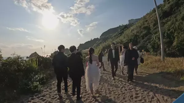 「平日でも寒くても続々とカップルが…新たな“ウェディングフォト”の聖地に 愛知･田原市の伊良湖岬 市のリーフレットに登場の職員｢幸せな瞬間見つけて｣」の画像