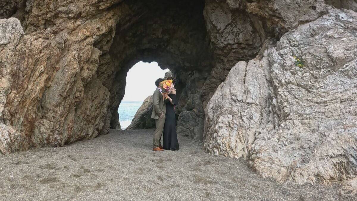 平日でも寒くても続々とカップルが…新たな“ウェディングフォト”の聖地に 愛知･田原市の伊良湖岬 市のリーフレットに登場の職員｢幸せな瞬間見つけて｣