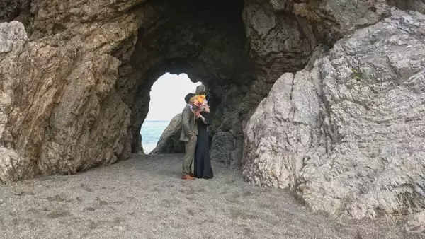 「平日でも寒くても続々とカップルが…新たな“ウェディングフォト”の聖地に 愛知･田原市の伊良湖岬 市のリーフレットに登場の職員｢幸せな瞬間見つけて｣」の画像