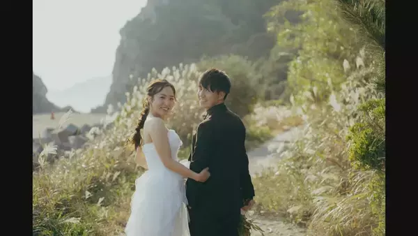 「平日でも寒くても続々とカップルが…新たな“ウェディングフォト”の聖地に 愛知･田原市の伊良湖岬 市のリーフレットに登場の職員｢幸せな瞬間見つけて｣」の画像