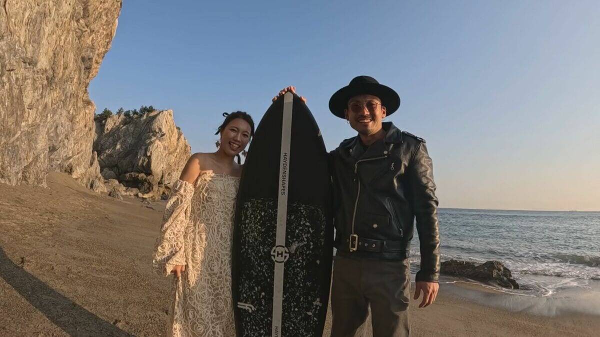 平日でも寒くても続々とカップルが…新たな“ウェディングフォト”の聖地に 愛知･田原市の伊良湖岬 市のリーフレットに登場の職員｢幸せな瞬間見つけて｣