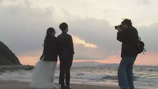 「平日でも寒くても続々とカップルが…新たな“ウェディングフォト”の聖地に 愛知･田原市の伊良湖岬 市のリーフレットに登場の職員｢幸せな瞬間見つけて｣」の画像