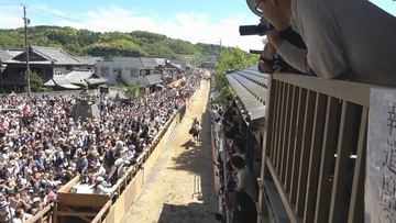 約700年続く｢上げ馬神事｣ “動物虐待”と批判浴び… 土壁撤去･坂の傾斜も緩やかに 少子化にも直面 三重･桑名市の多度大社