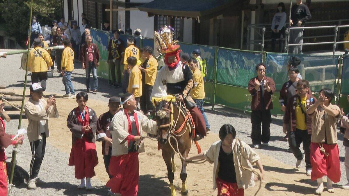 約700年続く｢上げ馬神事｣ “動物虐待”と批判浴び… 土壁撤去･坂の傾斜も緩やかに 少子化にも直面 三重･桑名市の多度大社